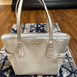 Michael Kors Voyager